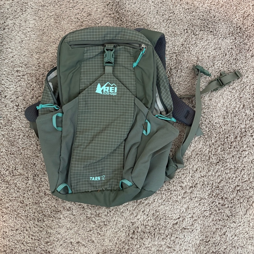 REI Kids’ Tarn 12 backpack